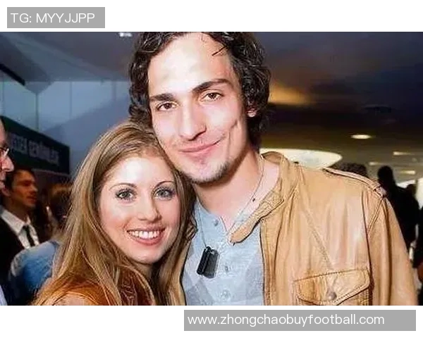 胡梅尔斯水瓶贴新闻揭示心声:20多岁渴望婚姻与家庭生活